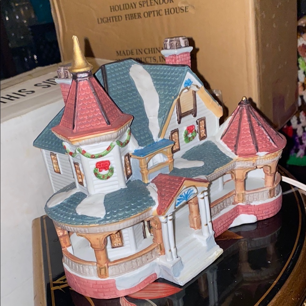 BX49 Vintage Lemax Holiday Village House with Red and Green Accents - Picture 4 of 10